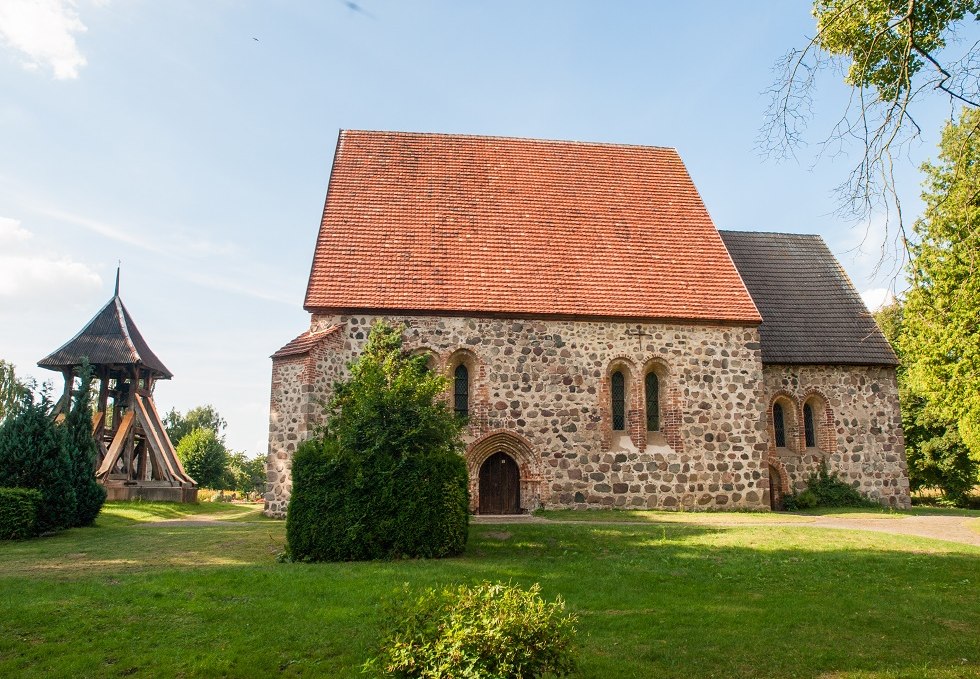 Dorfkirche Thelkow mit Glockenturm, © Frank Burger