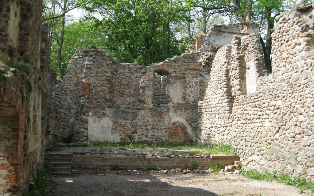 Umgeben von hohen Eichen ein verwunschener Platz im Landgrabenthal, © Angelika Michaelis