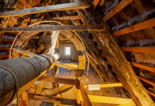 Das original erhaltene hölzerne Lastenrad unter dem Dach des 700 Jahre alten Museumshaus in Stralsund, © STRALSUND MUSEUM