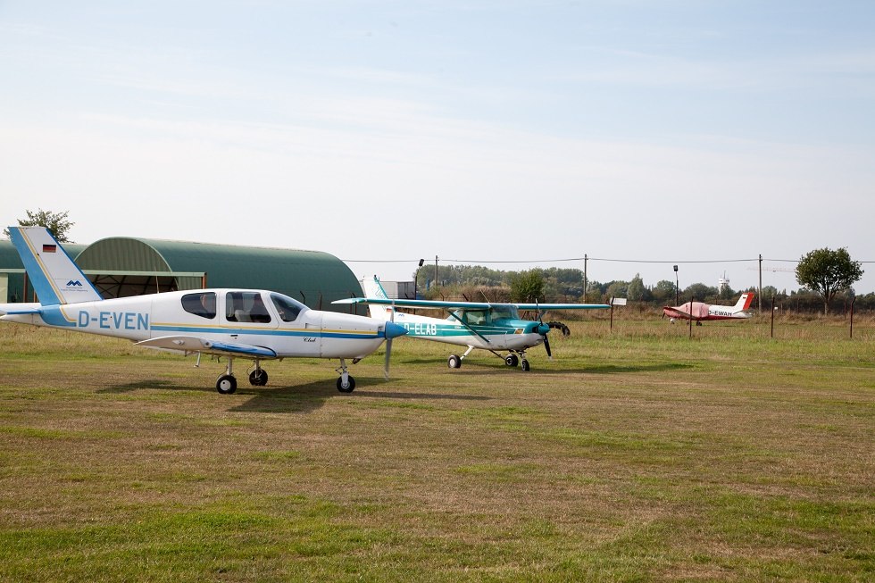 Der Flugplatz Wismar mit Flugzeugen und Halle., © Frank Burger