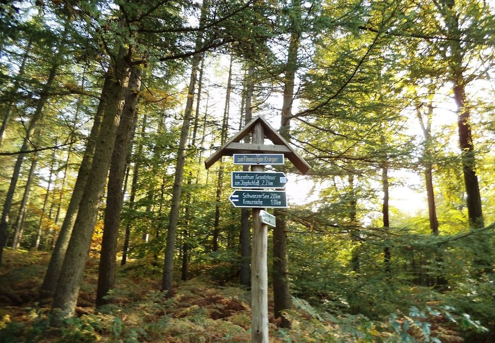 Wegweiser am Grabmal Finnischer Krieger, © Tourismuszentrale Rügen