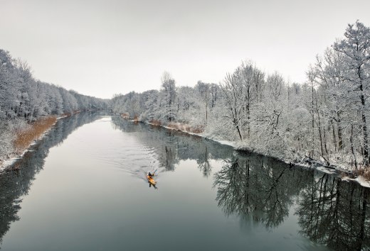 Kaltes Glück: Ob mit dem Ruderboot oder Kanu - im winterlichen Mecklenburg-Vorpommern sind Wasserwanderer auf über 2.000 Seen und Flüssen mit sich und der Natur allein. 