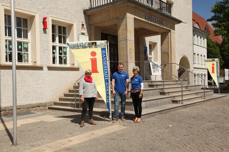 Mitarbeiter der Touristinformation vor dem Rathaus der Hansestadt Anklam, © Photo-Atelier Th. Wiencke