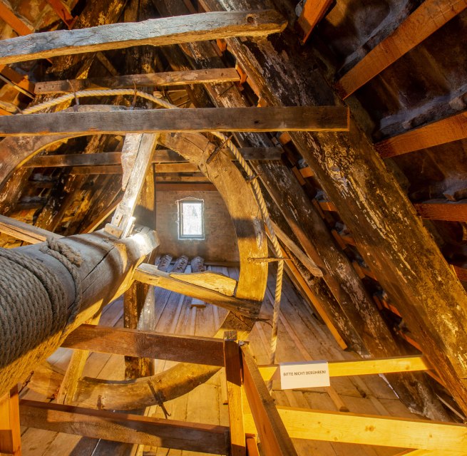 Das original erhaltene hölzerne Lastenrad unter dem Dach des 700 Jahre alten Museumshaus in Stralsund, © STRALSUND MUSEUM