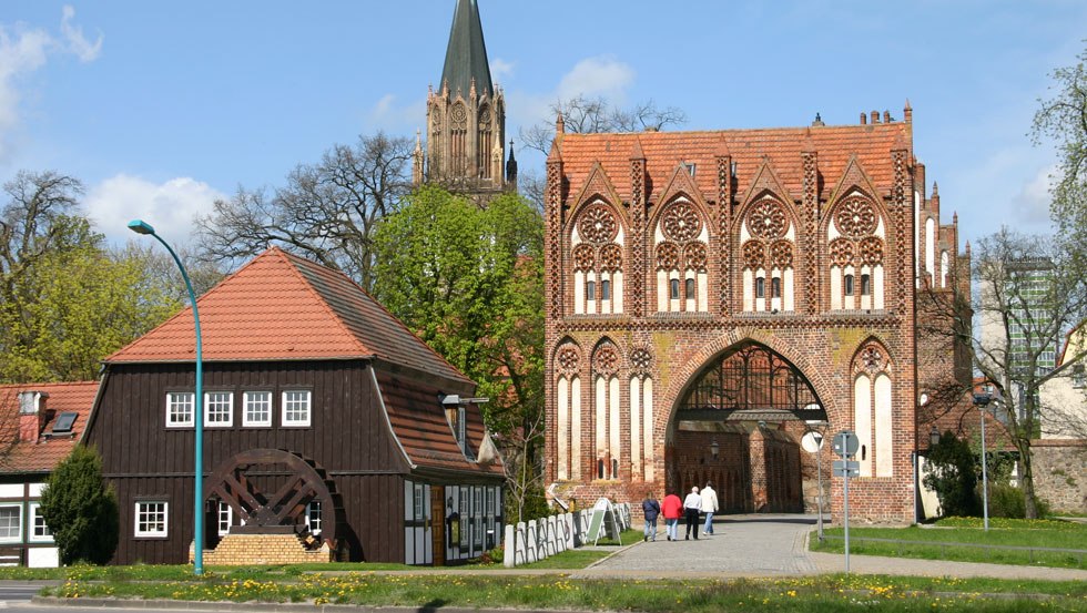 Das prunktvolle Stargarder Tor heißt die Gäste in Neubrandenburg willkommen, © Stadt Neubrandenburg