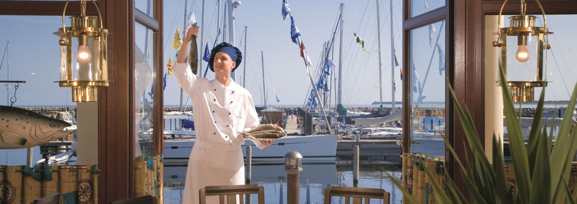 Genießen Sie Ihr Essen in stilvollem Ambiente mit Ostseeblick, es erwartet Sie u.a. italienische Pizza und frische Fischgerichte., © Yachthafenresidenz Hohe Düne, www.hohe-düne.de