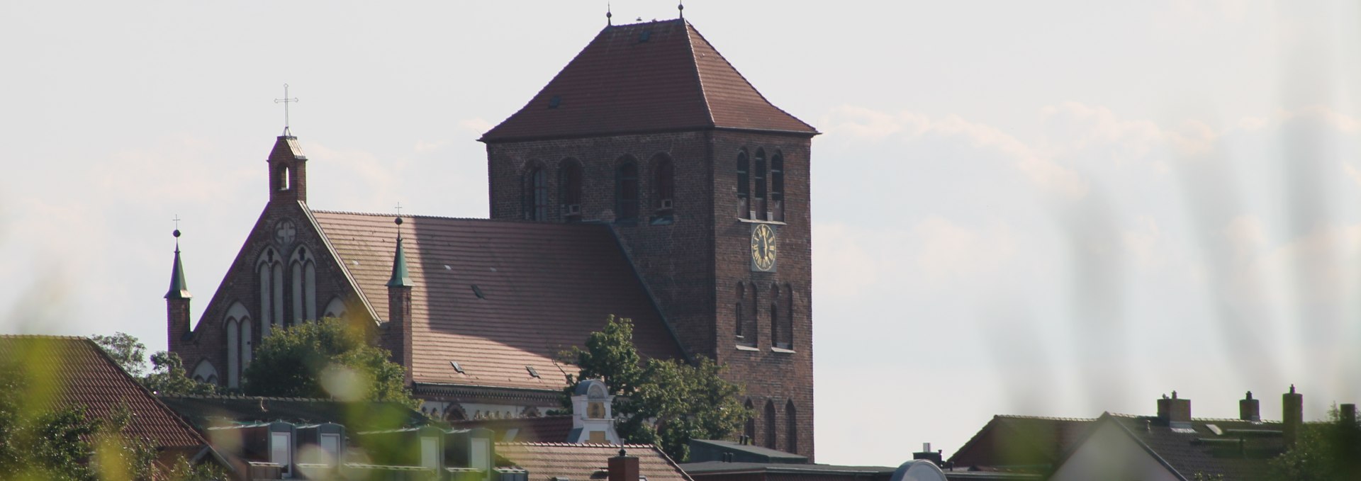 Georgenkirche mit Blättern, © Anja Lünert