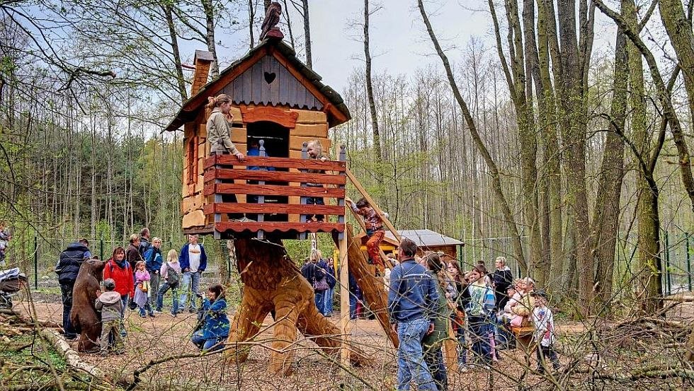 Ein auf einem Adlerfuß dargestelltes Hexenhäuschen bereichert die Spielmöglichkeiten im Park, © BÄRENWALD Müritz/Sabine Vielmo