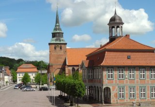 Boizenburger Markt mit Rathaus und St. Marien Kirche, © Stadtinformation Boizenburg/Elbe