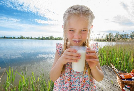 Mädchen trinkt ein frisch gezapftes Glas Milch, © TMV/outdoor-visions.com