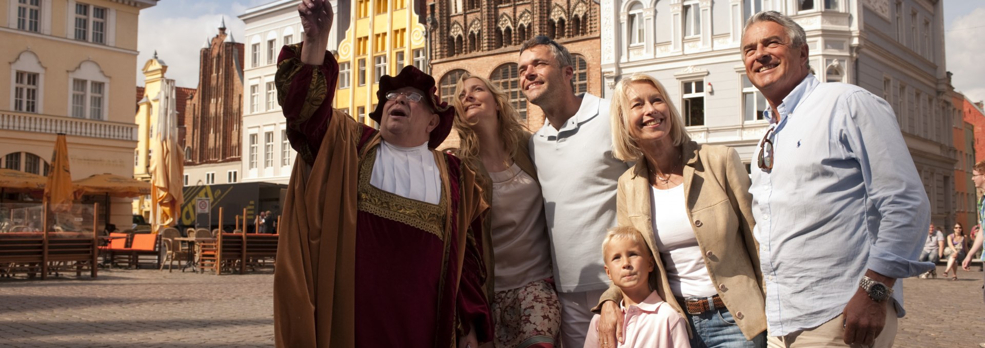 Stadtführer im alten Gewandt erklärt, © Tourismuszentrale Stralsund