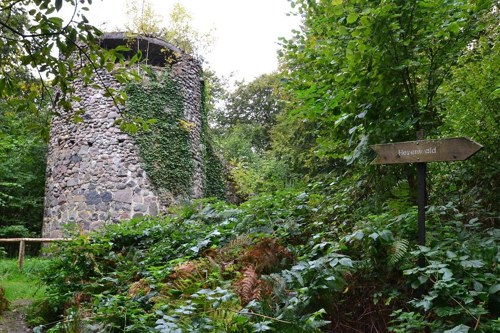 Malerische Ruine des Wasserturmes im Waldpark Semper., © Tourismuszentrale Rügen