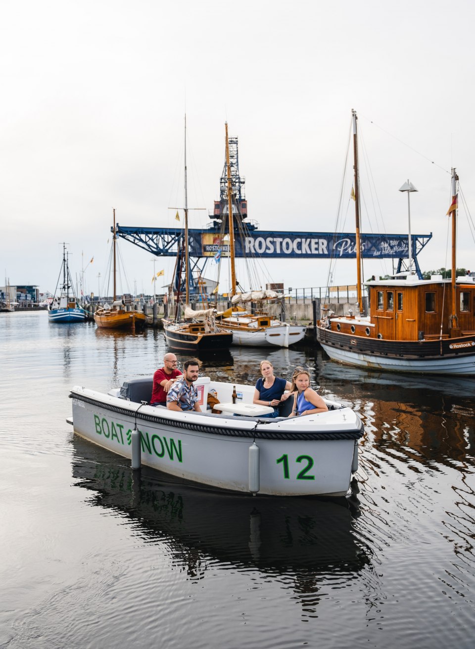 Mit den emissionsfreien Elektrobooten von BoatNow cruist man ganz entspannt und nachhaltig durch den Stadthafen – vom Wasser aus leuchtet die Stadt in einem ganz neuen Licht. , © TMV/Gross