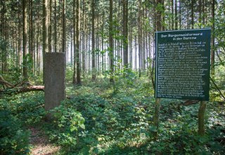 Gedenktafel mit Gedenkstein, © Frank Burger