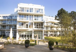 Alle Zimmer bieten mit großen Fenstern einen Ausblick auf die knorrigen Kiefern oder die Dünenlandschaft mit der Ostsee, © Strandhotel Fischland