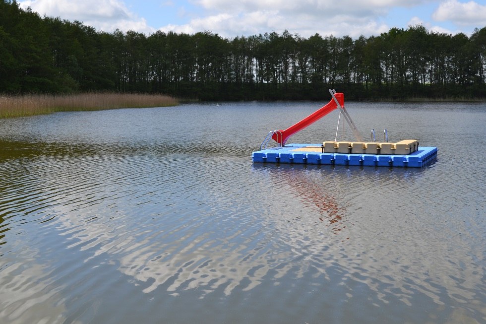 Auf dem See befindet sich eine Schwimmplattform mit Rutsche., © Lutz Werner