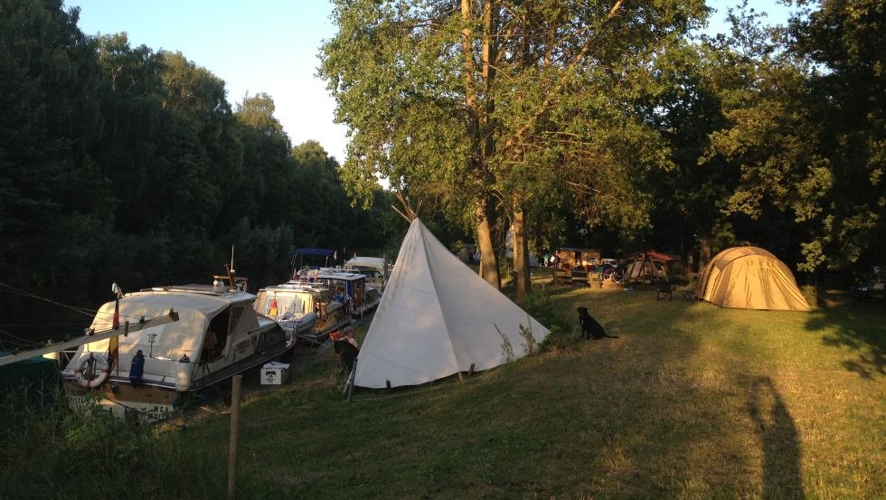 Blick auf den Anleger und das Camp - Hier geht Camping- und Bootsfreunden das Herz auf, © Lewitzcamp-Garwitz/Gurtler