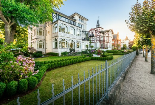 Direkt an der Strandpromenade des Ostseebads Binz findet man Villen im Stil der Bäderarchitektur zum Bestaunen. , © TMV/Tiemann