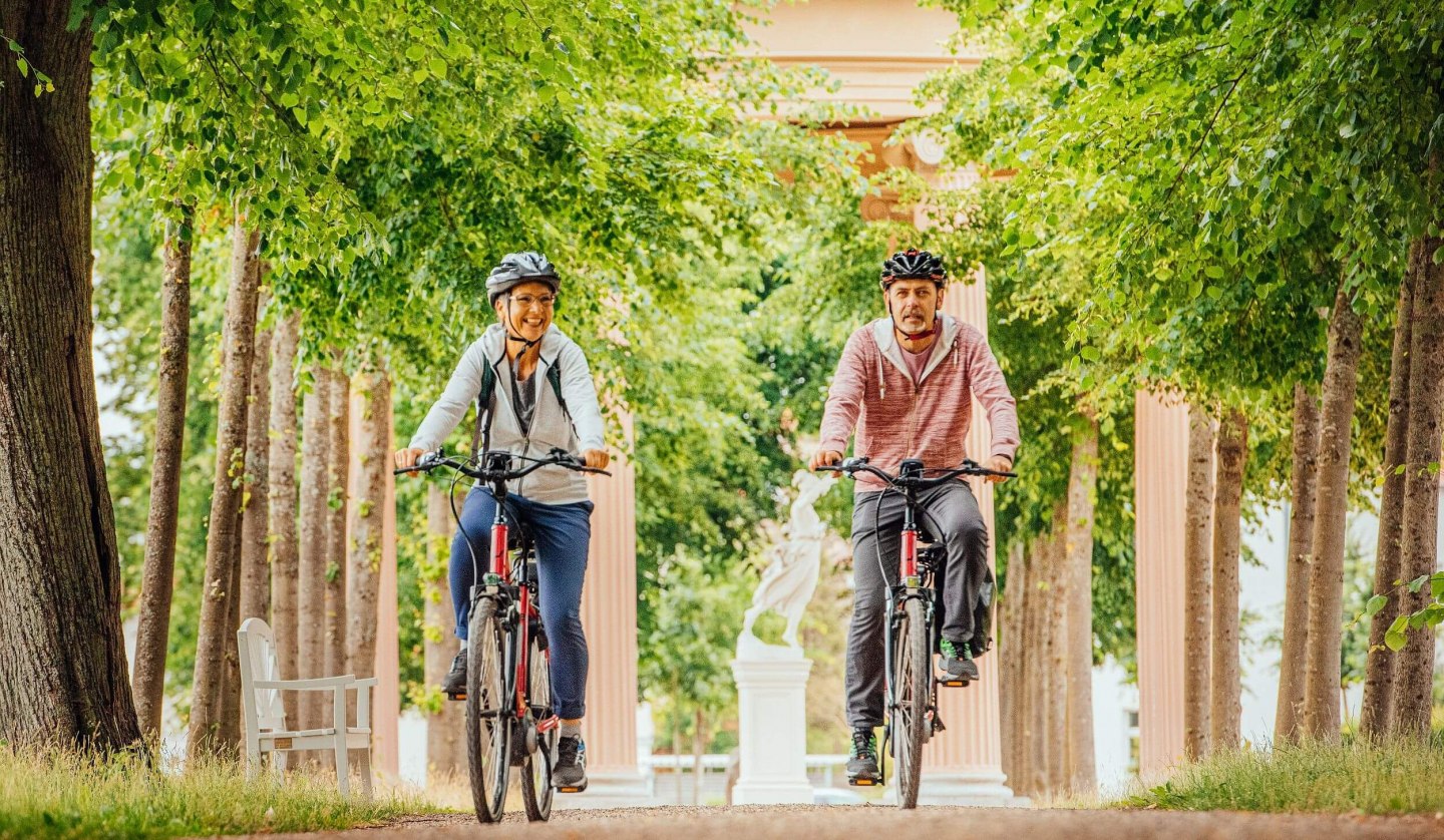 Mit dem Fahrrad unterwegs im Schlossgarten Neustrelitz, © TMV/Tiemann