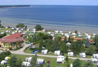 Campingplatz von oben mit Blick über die Rezeption, © Ostseecamping Ferienpark Zierow KG