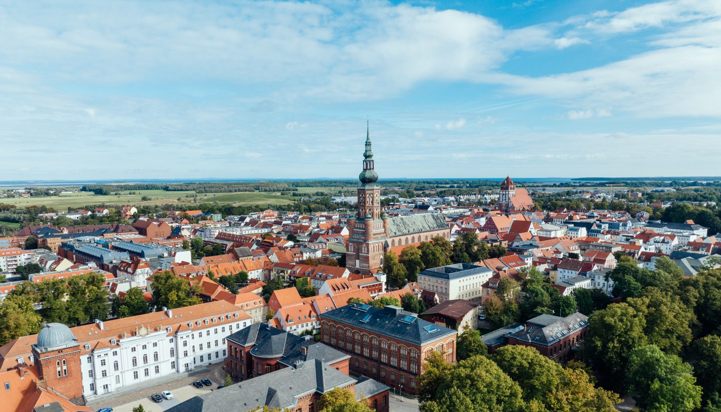 Die Silhouette von Greifswald aus der Luft und Blick auf die Kirchtürme.