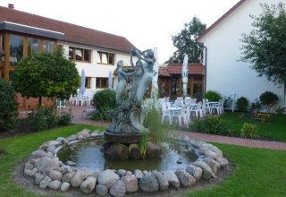 Restaurant und Springbrunnen, © Feriendorf an der Ostsee/Bley