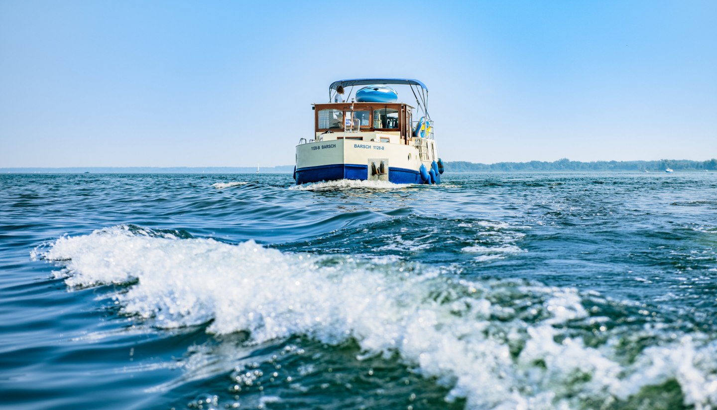 Tage- und wochenlang in Deutschlands Seenland unterwegs – die Große Rundtour ist mit 570 Kilometern eine Strecke voller Kontraste. Auf der Tour durchstreifen Freizeitskipper mit dem Hausboot zwei Bundesländer und drei Hauptstädte. Die Tour ist größtenteils ohne Bootsführerschein und am besten im Uhrzeigersinn befahrbar. , © TMV/Gänsicke