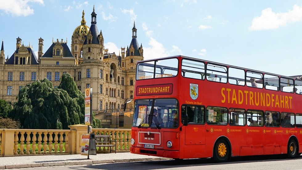 Roter Doppeldecker vor dem Schweriner Schloss, © Niko Ulrich