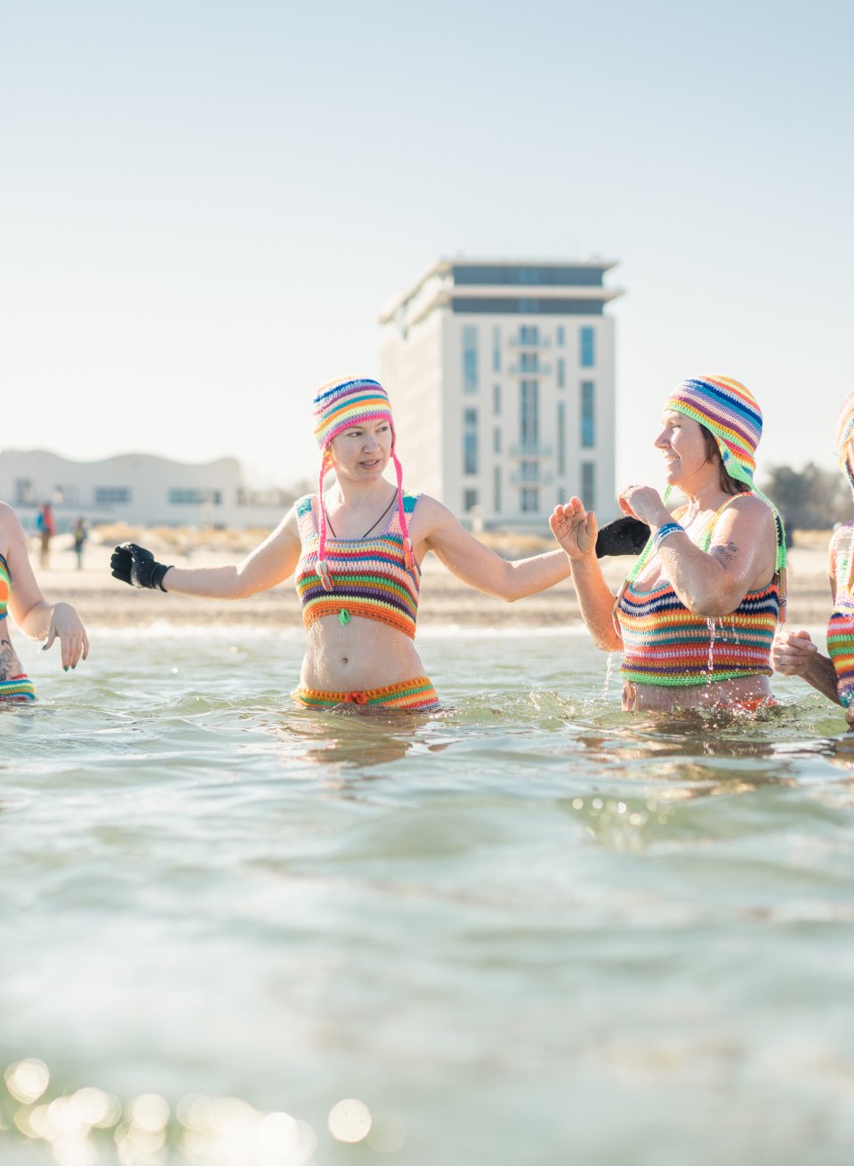 Eisbaden in Gesellschaft am Strand von Warnemünder im Winter., © TMV/Gross