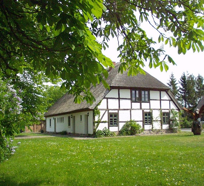 Die Alte Ausspanne mit der letzten Rübe, die über die Bahnstrecke mit der alten Rübenbahn zum Tessiner Bahnhof gebracht wurde., © Förderverein der Heimat- und Kulturpflege Walkendorf