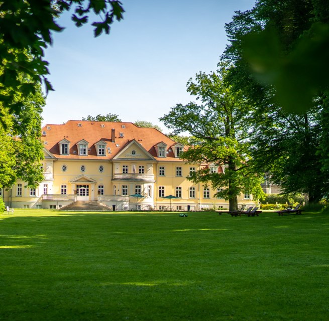 Das Gutshaus mit seinem großzügigen gepflegten, ruhigen Gutspark-Gelände., © Kloster Gut Saunstorf