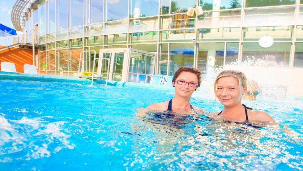 Außenbecken mit Geysieren, Wasserfällen und Massagedüsen, © Oase Güstrow