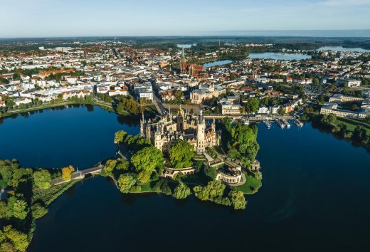 Das Schweriner Schloss zum Sonnenaufgang aus der Luft