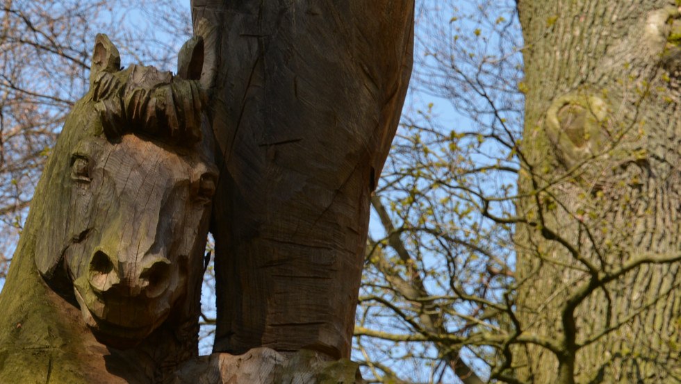 Kunstwerk aus einer alten Eiche geschnitzt - Totenwinkel Künstler Benjamin Fock, © Foto: Tourismusverband Mecklenburg-Schwerin