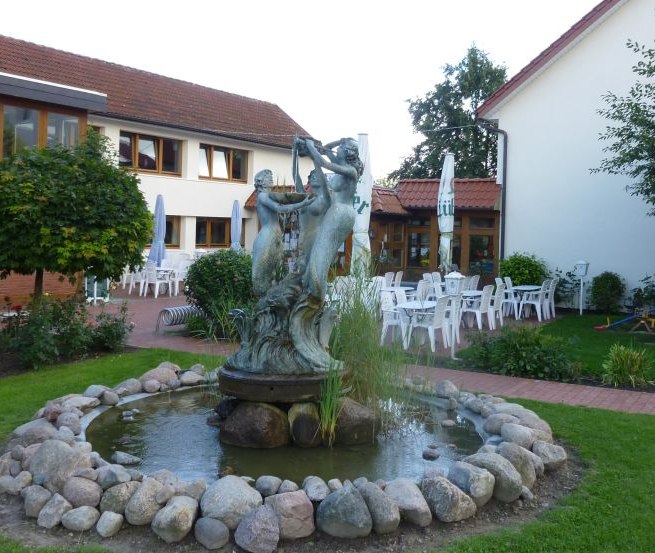 Restaurant und Springbrunnen, © Feriendorf an der Ostsee/Bley