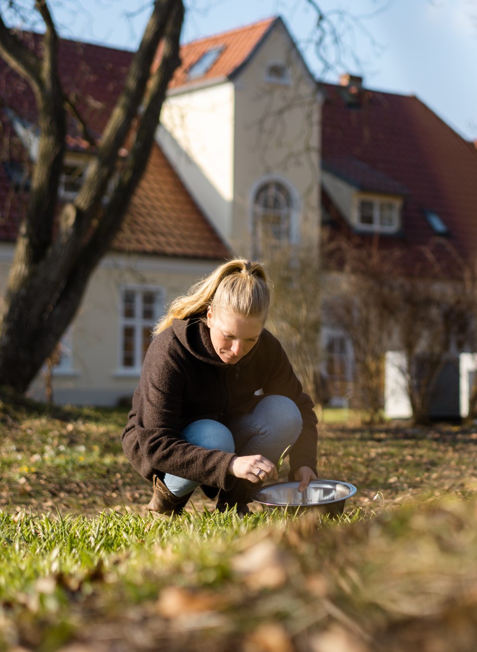 Levke sucht Kräuter im Gutspark Ehmkendorf für das gemeinsame Kochen am Abend., © TMV/Gross