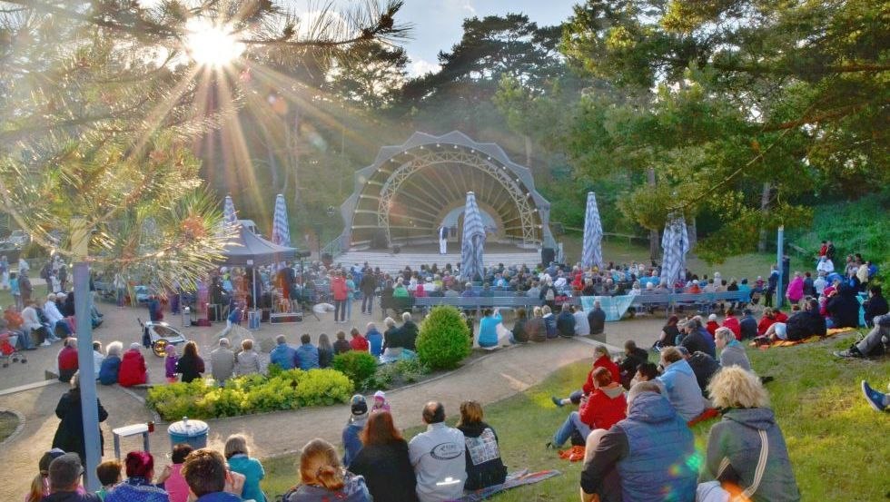 Kunst und Kultur in der Konzertmuschel im Ostseebad Trassenheide, © Eigenbetrieb Kurverwaltung Ostseebad Trassenheide