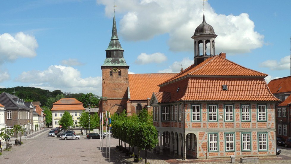 Boizenburger Markt mit Rathaus und St. Marien Kirche, © Stadtinformation Boizenburg/Elbe