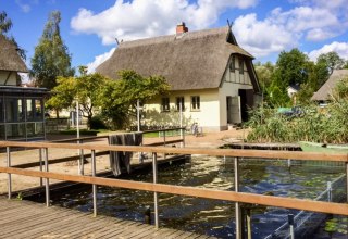 Blick vom Steg auf den Fischerhof, © Müritzfischer