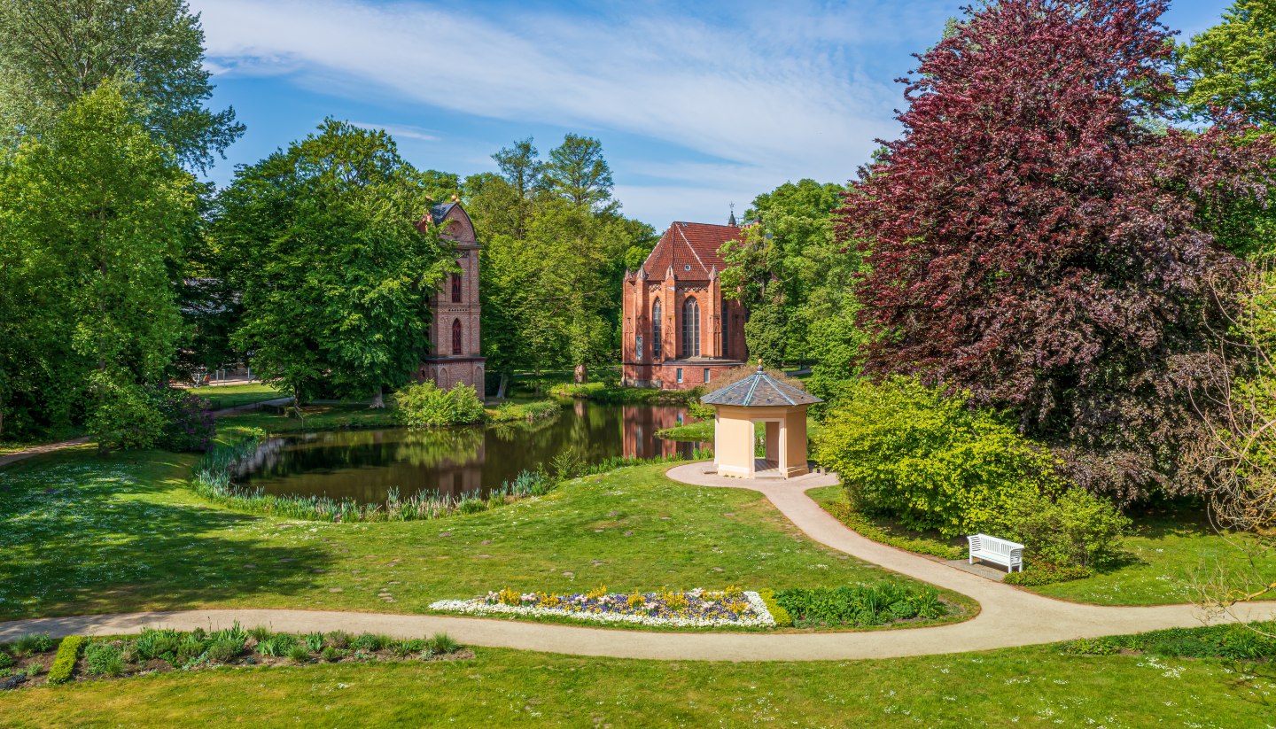 Der erste neogotische Kirchenbau Mecklenburgs, ein einzelnstehender Glockenturm und das älteste Parkgebäude: Im Prinzengarten, direkt neben dem Schloss, liegen mehrere Highlights des Ludwigsluster Schlossgartens., © TMV/Tiemann