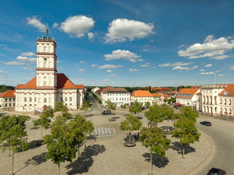 Marktplatz mit Stadtkirche, © Stadt Neustrelitz/Sebastian Haerter