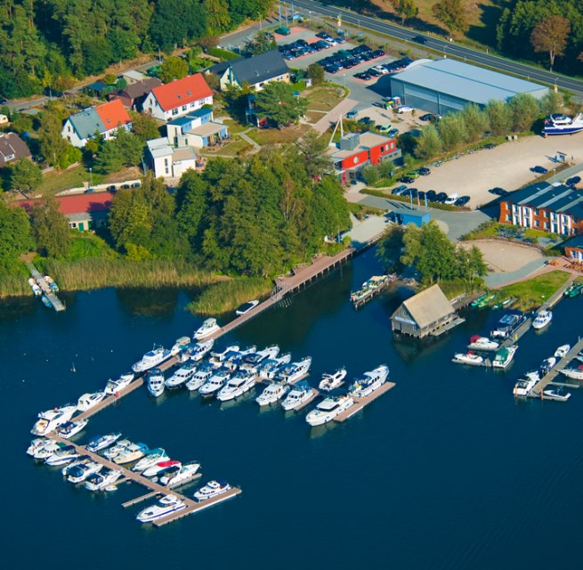 Die Marina Eldenburg mit ihrer Steganlage, © S. Schulz