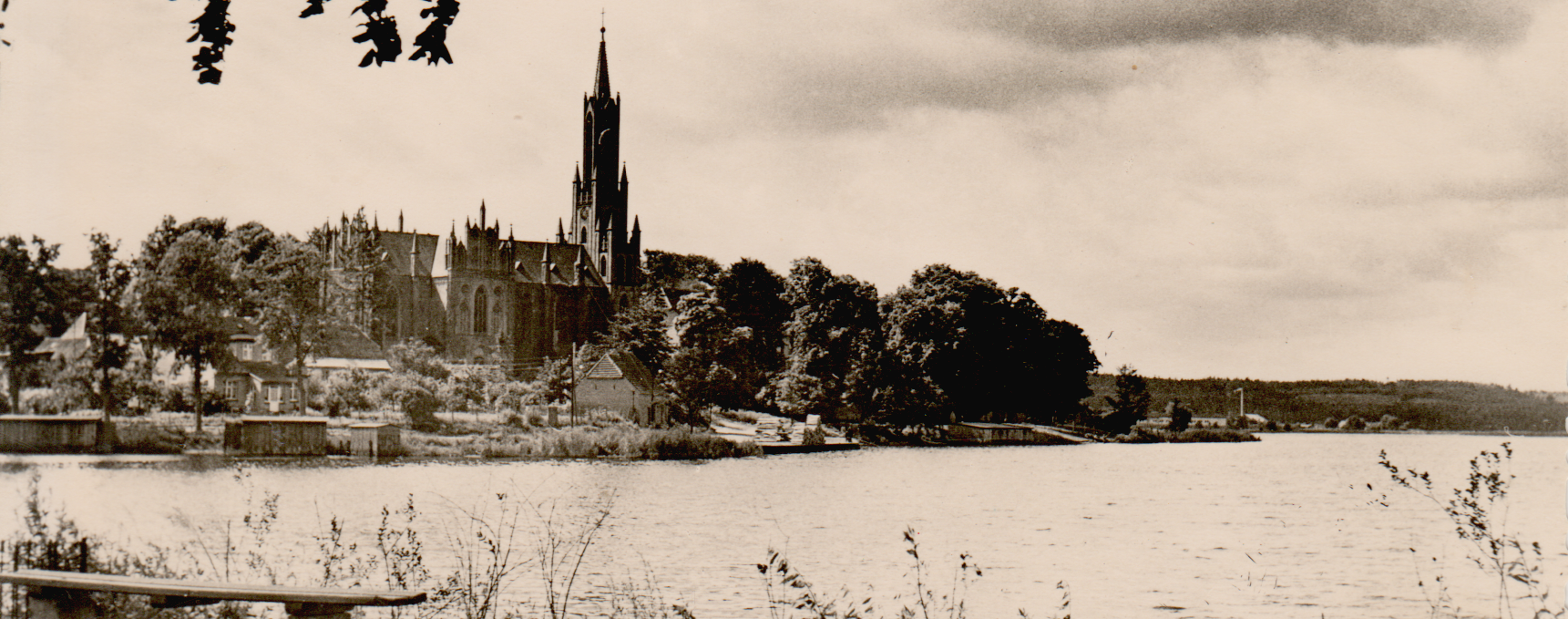 Sicht vom Erddamm auf das Kloster, © Tourist-Information Malchow