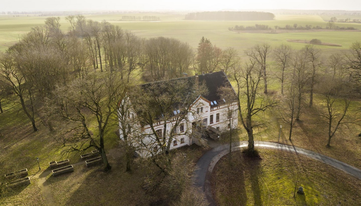 Sonnenuntergang über dem dem Gutshaus Zarchlin