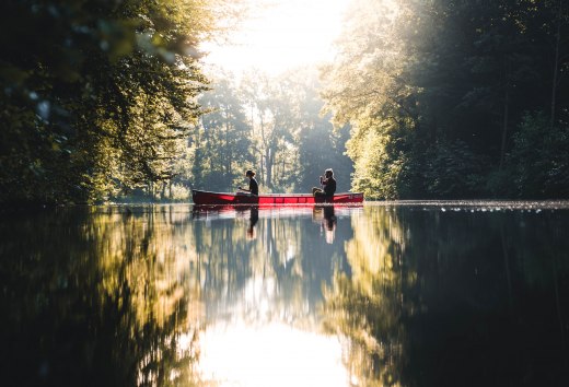 Bucht aufregende Erlebnisse in Mecklenburg-Vorpommern und entdeckt die Vielfalt der Region. Ob Wassersport, Naturerkundungen oder kulturelle Highlights – hier findet ihr Aktivitäten für jeden Geschmack. Zum Beispiel eine Kanutour mit Freunden oder Familie auf dem See.