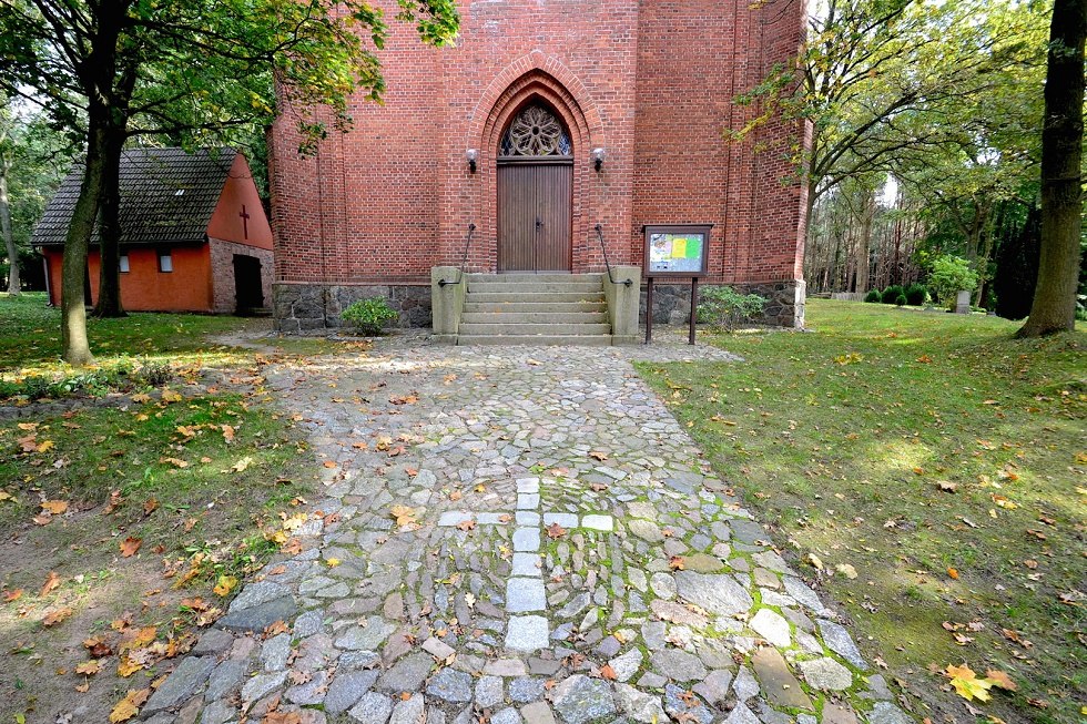 Eingang zur Dankeskirche in Sehlen, © Tourismuszentrale Rügen