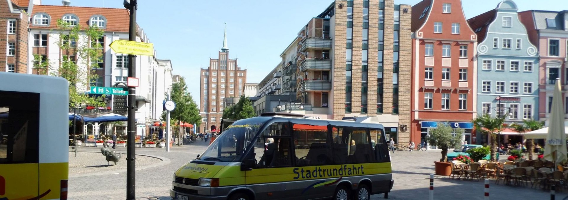 Unser 12-Sitzer Panoramabus am Universitätsplatz, © © SF