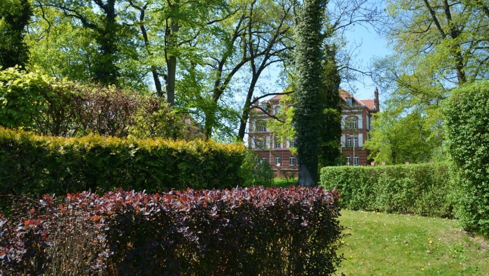 Blick aus dem Heckengarten zu den Artilleriekasernen, © Tourismusverband Mecklenburg-Schwerin