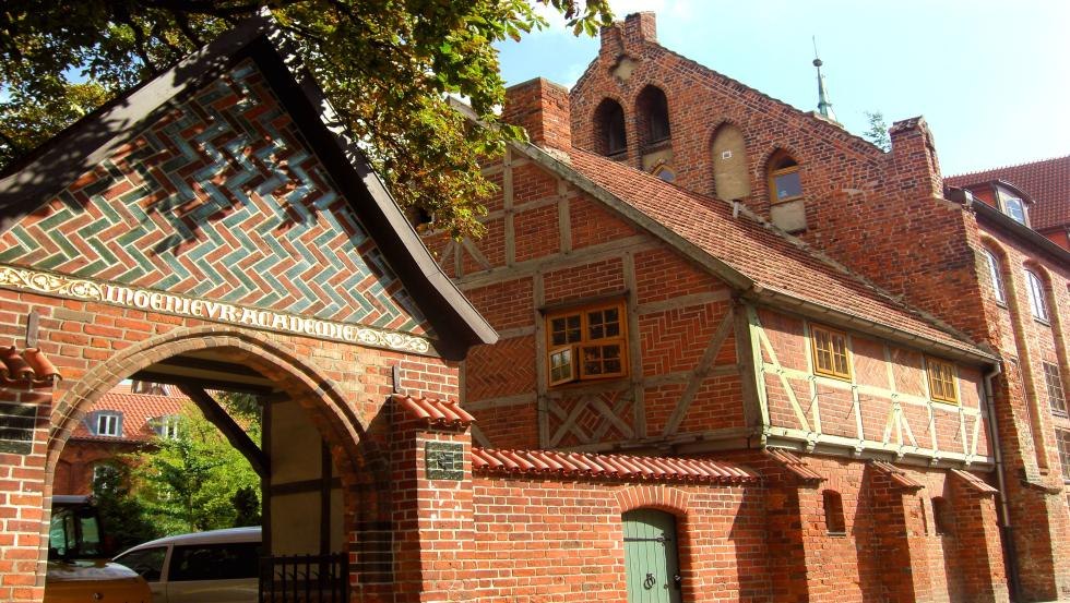 Toreinfahrt zum Innenhof der Heiligen-Geist-Kirche, © Tourismuszentrale Wismar