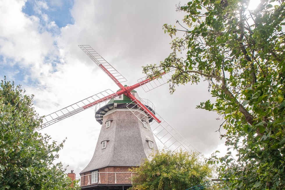 Mühle eingerahmt von Bäumen, © Frank Burger